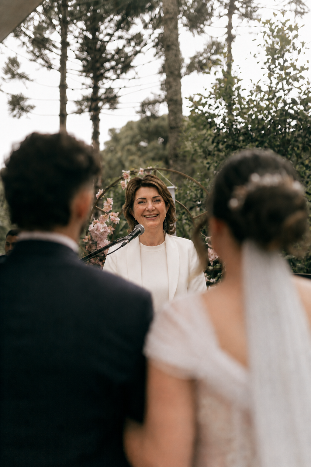 Anita spreekt tijdens een buitenceremonie