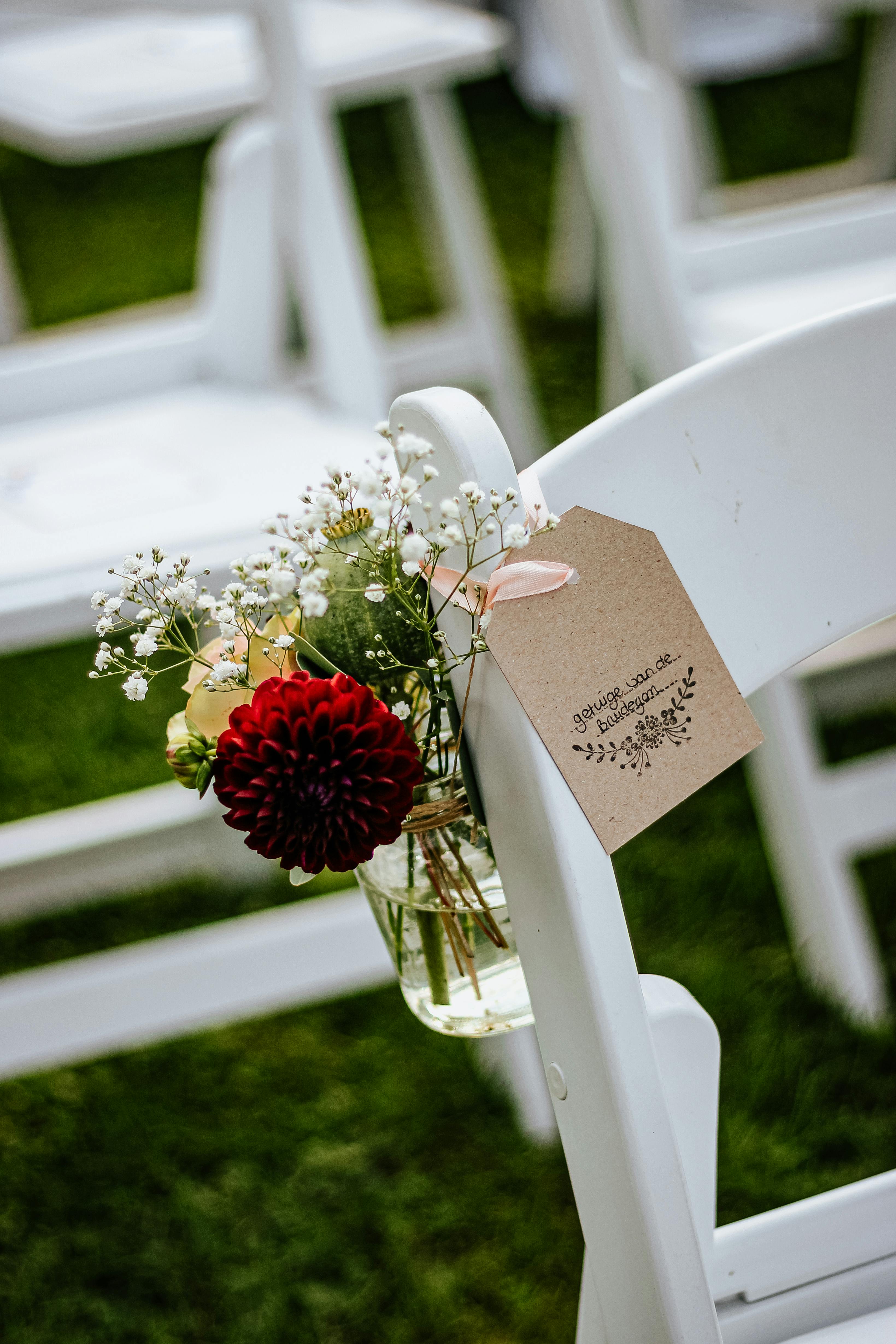 Sfeervol detail met bloemen bij de ceremonie
